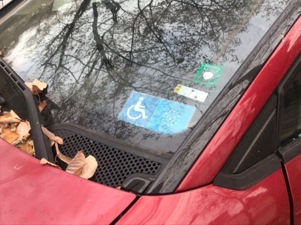 Близо 30 неправомерно използвани инвалидни карти за паркиране в синята