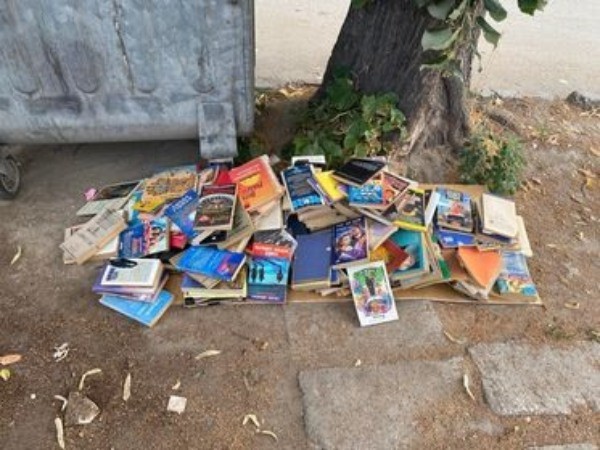 За книги изхвърлени до контейнер сигнализираха читатели на Plovdiv24.bg. Свещен