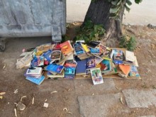 Тъжна гледка в Пловдив! Купчини с книги, оставени до контейнер