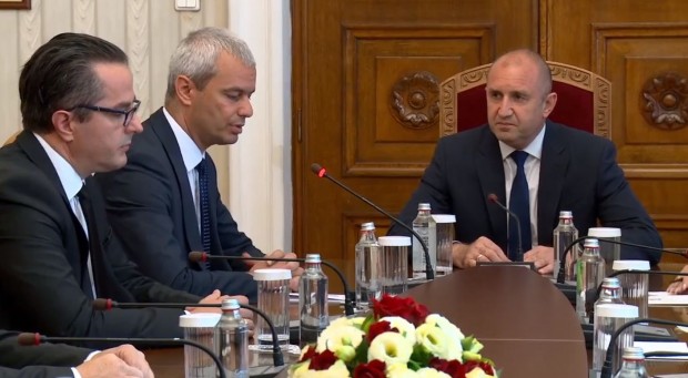 Президентът Румен Радев приключи консултациите си с парламентарно представените партии Това обяви