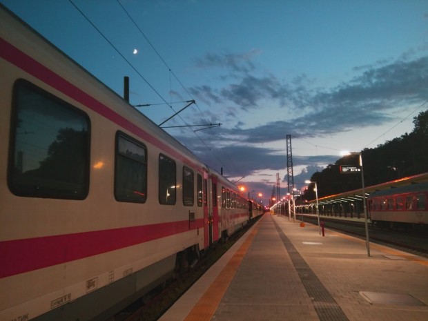 Два допълнителни нощни влака ще пътуват през летния сезон от