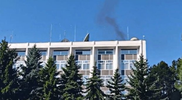Черен пушек се изви над Руското посолство в столицата, видя Sofia24.bg. Все