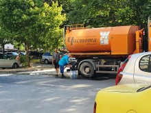 Жителите на "Източен" се запасяват с вода