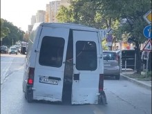 Такова нещо не сте виждали! Микробус се движи по джанти посред бял ден!