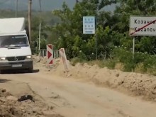 Жители на пловдивско село са в капан заради изоставен ремонт на главния път