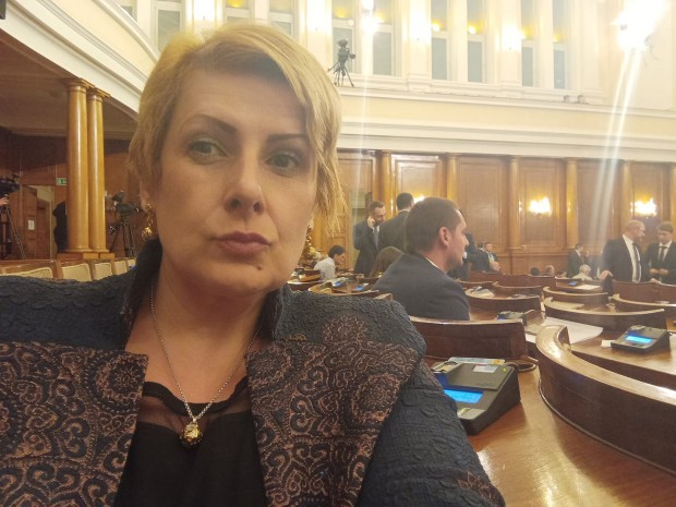 Елена Гунчева вече официално е независим депутат.Председателят на Народното събрание