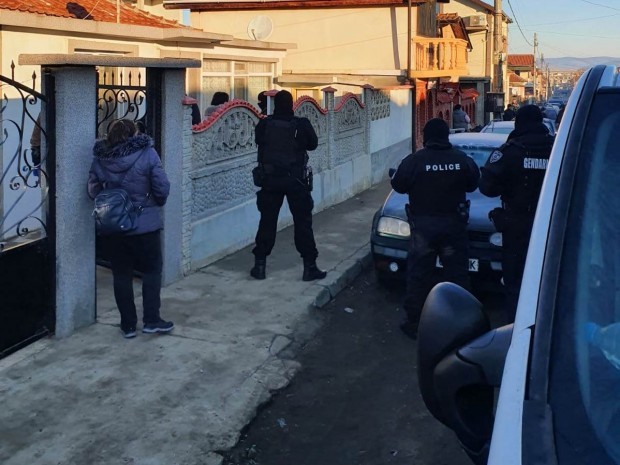 Специализирана полицейска акция се провежда в Бургас Карнобат и Царево