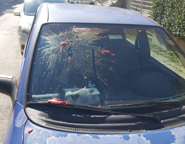 Вандалска проява заради паркиран автомобил предизвика възмущение от граждани на