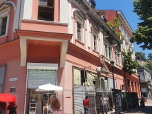 Вече ремонтират бившия показен магазин на Главната