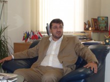 Деца извършват ритуал по "наричане" в кметския кабинет