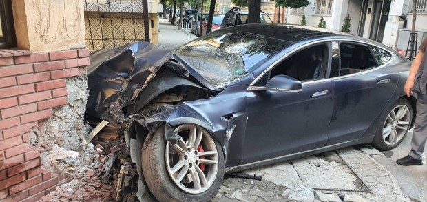 Автомобил Тесла е катастрофирал на ул Хан Крум 30 в