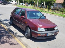 Абсолютно никой не знае защо този "Голф" от много време стои изоставен на пътя