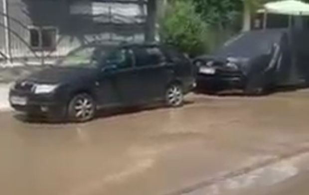Воден гейзер изригна на ул. Елин Пелин в пловдивския квартал