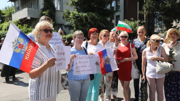 Пред руското посолство се събраха граждани в подкрепа на Русия