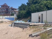 Разрушиха една от незаконните постройки до резиденцията на Доган в парк "Росенец"
