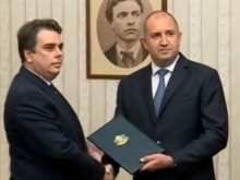 Президентът връчи мандата на "Продължаваме Промяната"
