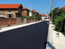 Вижте как асфалтираха улица в най-голямата жега