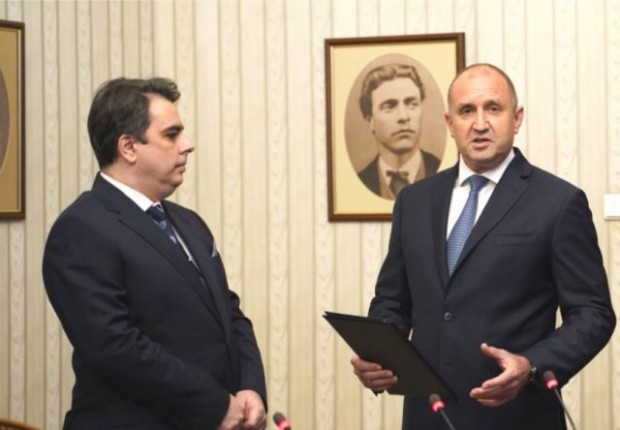 Президентът Румен Радев връчи първия мандат за съставяне на правителство в