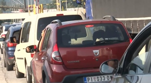 Българите масово се изнасят в посока Гърция Километрична опашка от автомобили