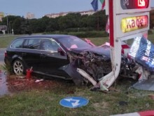 Ето това сътвори неадекватната шофьорка, която се заби в бензиностанция