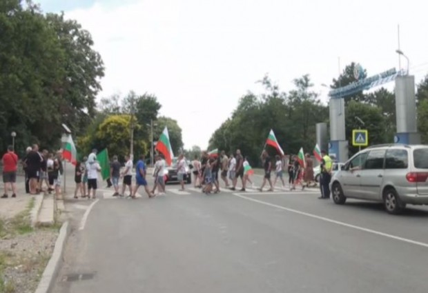 Втори ден продължават блокадите на Подбалканския път София Бургас заради високите