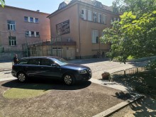 Много нагло и безпардонно изпълнение в двора на пловдивско училище