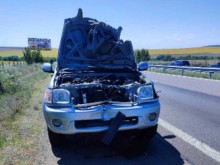Откачена гума се заби в джип между Бургас и Карнобат, целият път е в разпилени части