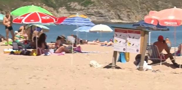 Централният плаж в Черноморец остава без водни спасители и медицинско