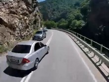 Опасна маневра в Родопите, чудо опази шофьор
