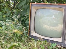 Една епоха, захвърлена край храстите, в село с 13 души