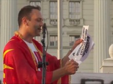 Не се спря! Подпалвачът в Битоля изгоря демонстративно договора с България
