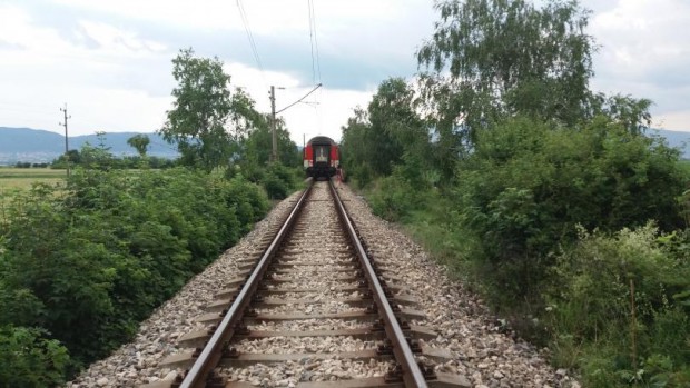Влакът София Бургас блъсна автомобил край Равно поле Инцидентът