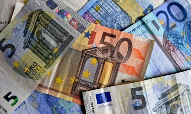 Еврото достигна най-ниската си точка спрямо долара от 20 години,