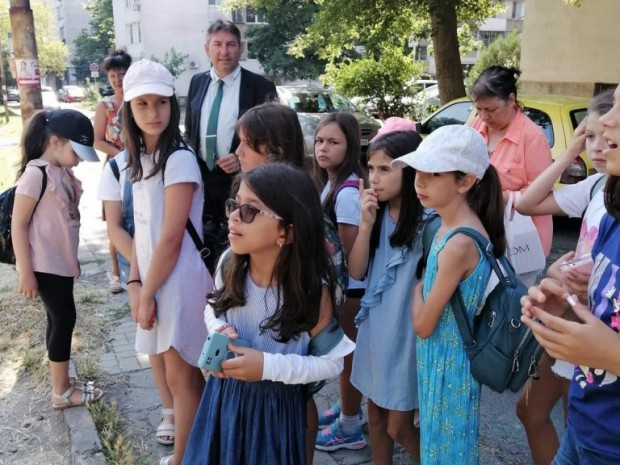Децата от общинската лятна занималня при ЦПЛР Бургас днес посетиха мобилен