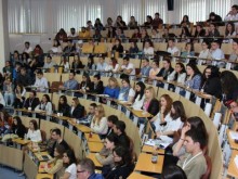 Нинова: Държавата ще поеме разходите за следването на над 1400 студенти