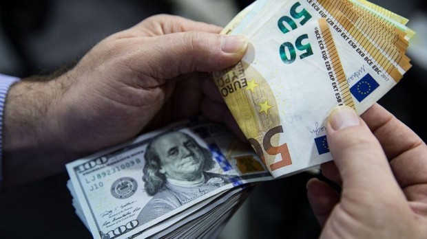Еврото продължава да поевтинява и в сряда, достигайки ново 20-годино дъно