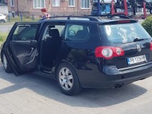 Кола със забравена отворена врата пред "Кауфланд" озадачи мрежата