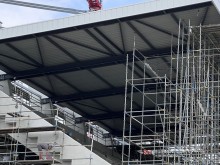 Готова е половината от козирката на Бесика, майстори шпакловат парапета