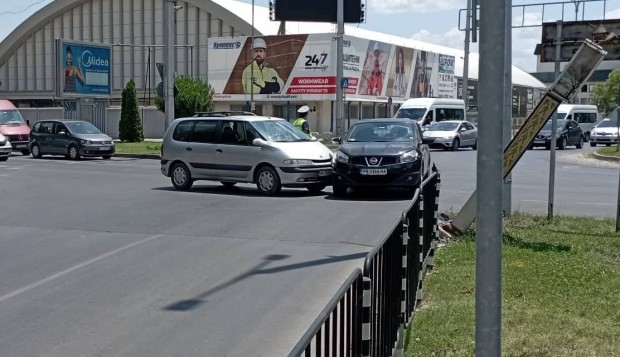 Катастрофа затруднява трафика на едно от най-оживените кръстовища в Пловдив,