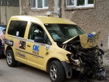 Това е таксиметровият автомобил от страховитата катастрофа, който никой не показа