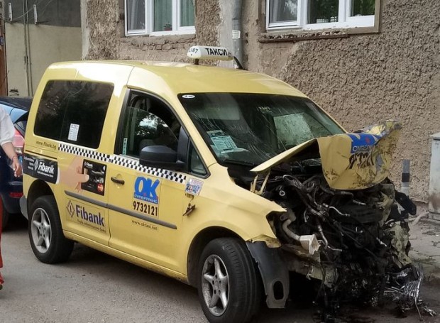 Това е таксиметровият автомобил от страховитата катастрофа, която предизвика Георги