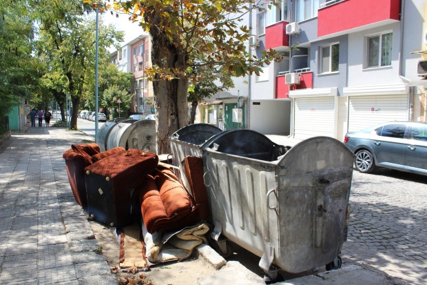 Все още се намират граждани които изхвърлят старите си дивани