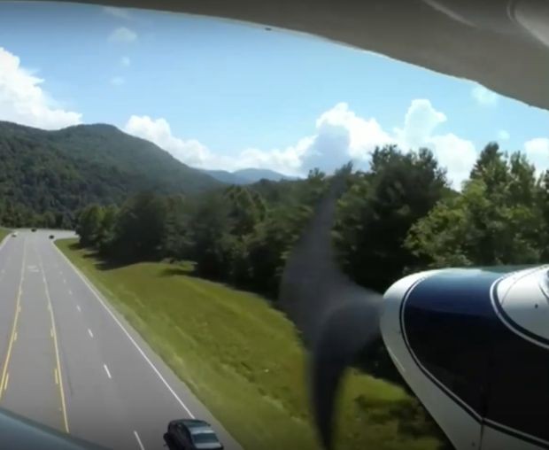 Неопитен пилот приземи малък самолет на магистрала в САЩ Кадрите