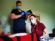 Огнеборци спасиха в Пловдив жена, висяла през парапет