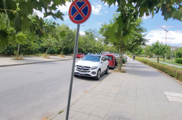 Читател сигнализира в Plovdiv24.bg, че в района на мол Пловдив