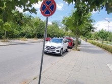 Сигнал: "Общинска охрана" лепи фишове на евтини коли, а скъпите не ги пипат