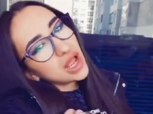 Кой й даде униформа?