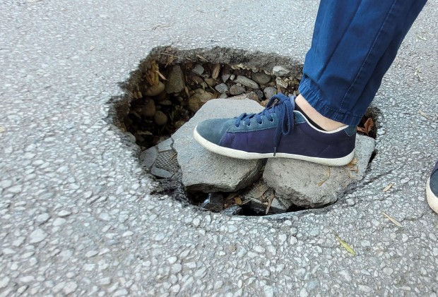Част от уличните дупките в Пловдив вече са кандидат кладенци