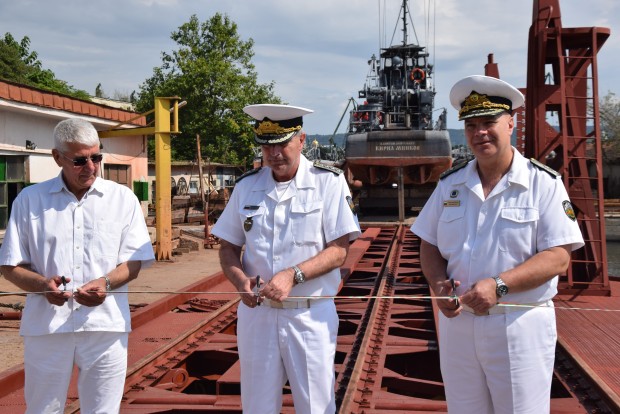 Началникът на отбраната адмирал Емил Ефтимов и командирът на Военноморските