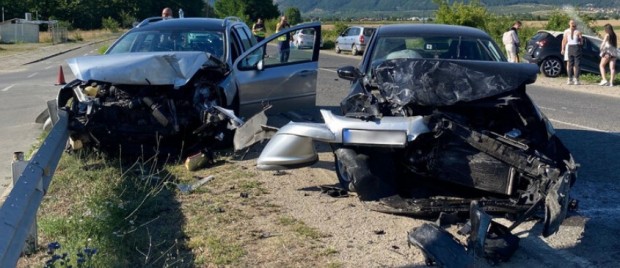 Верижна катастрофа на пътя гр Шипка Казанлък Три автомобила